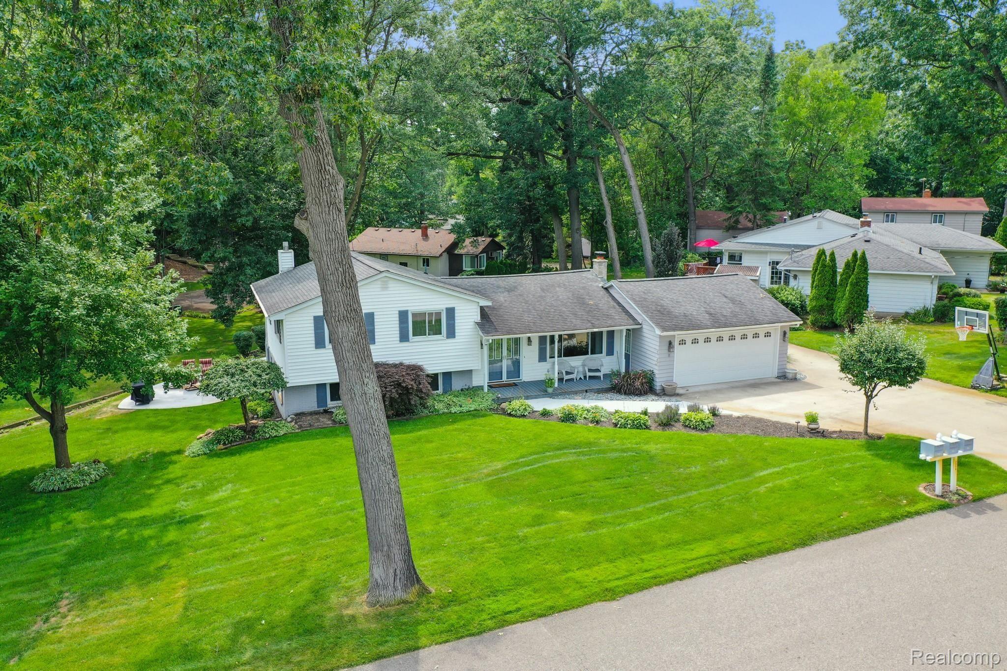 2250 Keith Road West Bloomfield, MI 48324 - Photo 7 of 49 DJI_0152.jpg