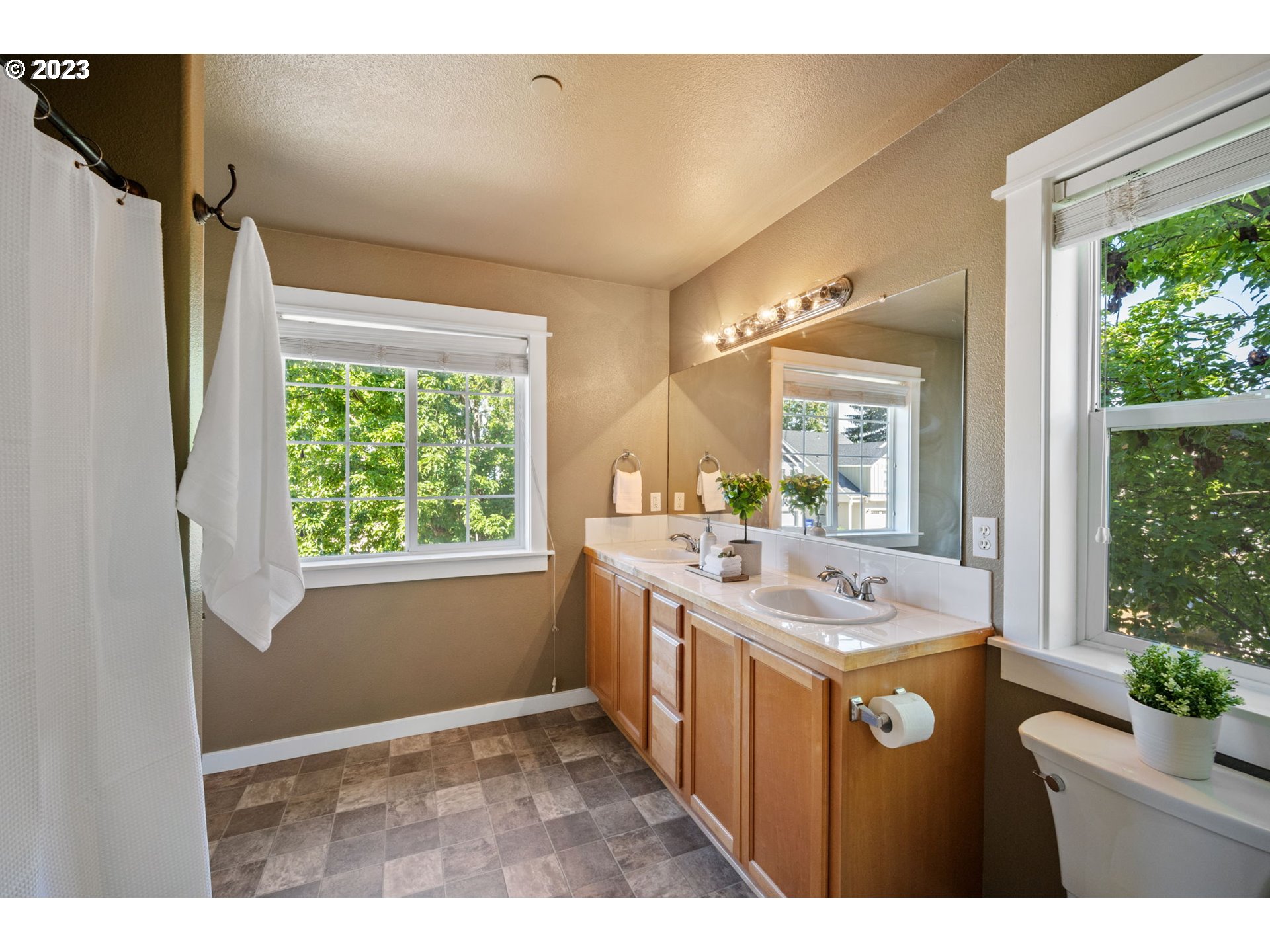 276 North 7th Avenue Cornelius, OR 97113 - Photo 26 of 43 Bathroom, Attached