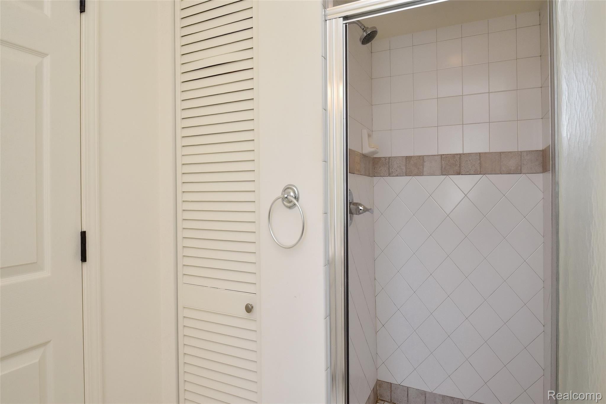 2672 Crooks Road, Unit 4 Royal Oak, MI 48073 - Photo 20 of 25 Step-in shower