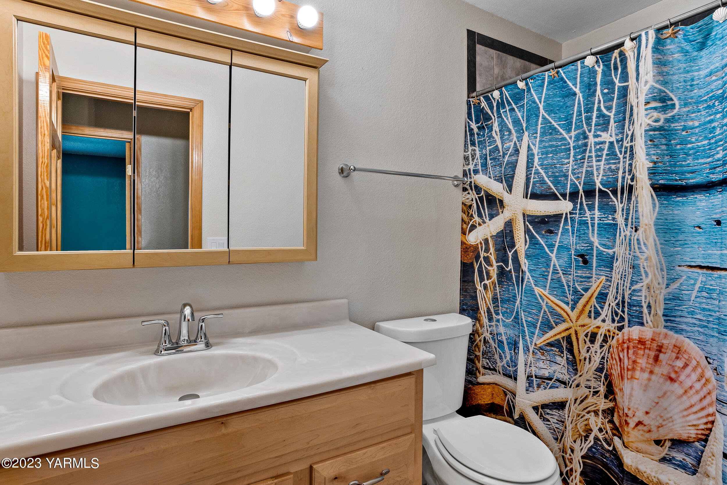 11902 Marble Road Yakima, WA 98908 - Photo 16 of 29 a bathroom with a sink toilet and shower