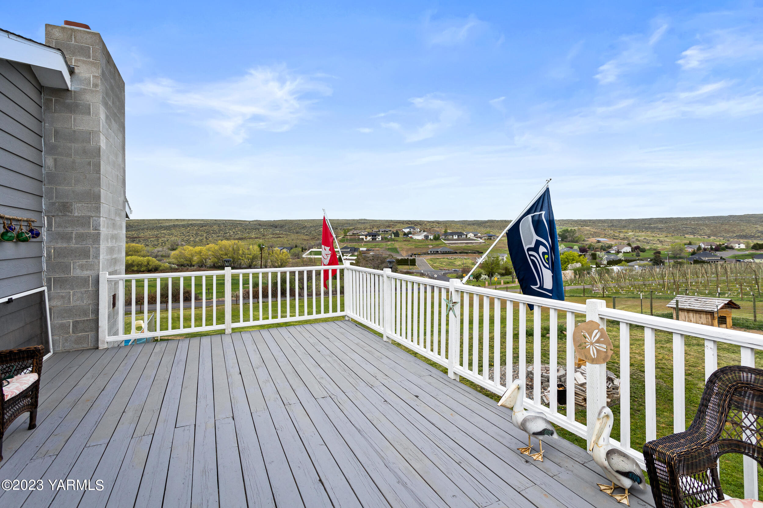 11902 Marble Road Yakima, WA 98908 - Photo 19 of 29 a view of a balcony with wooden floor