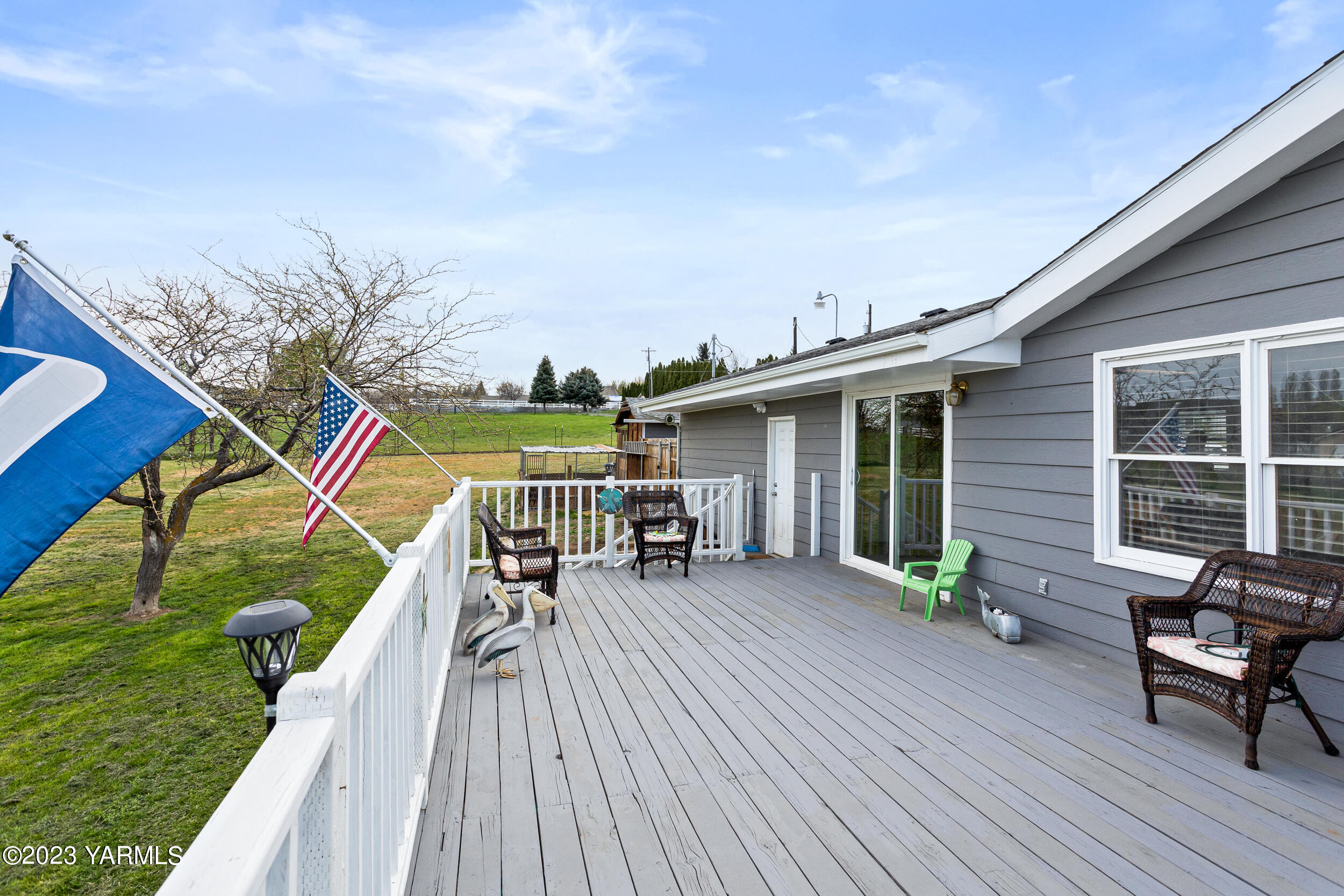 11902 Marble Road Yakima, WA 98908 - Photo 20 of 29 a balcony with wooden floor table and chairs