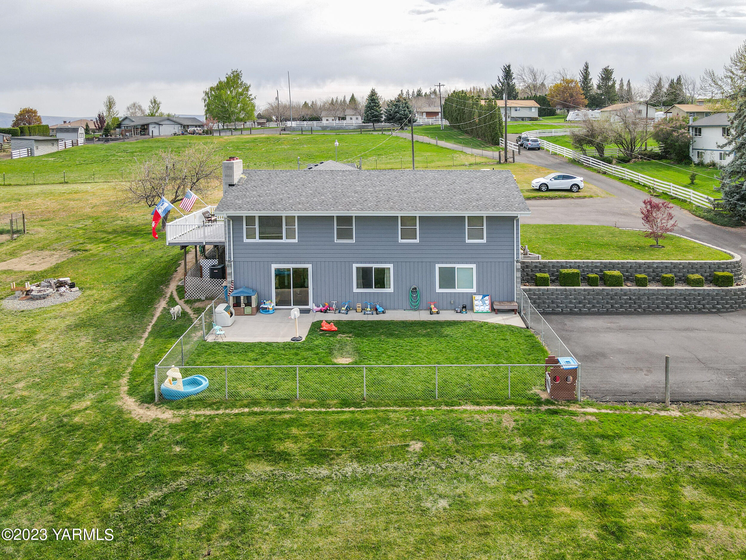 11902 Marble Road Yakima, WA 98908 - Photo 27 of 29 a front view of a house with garden