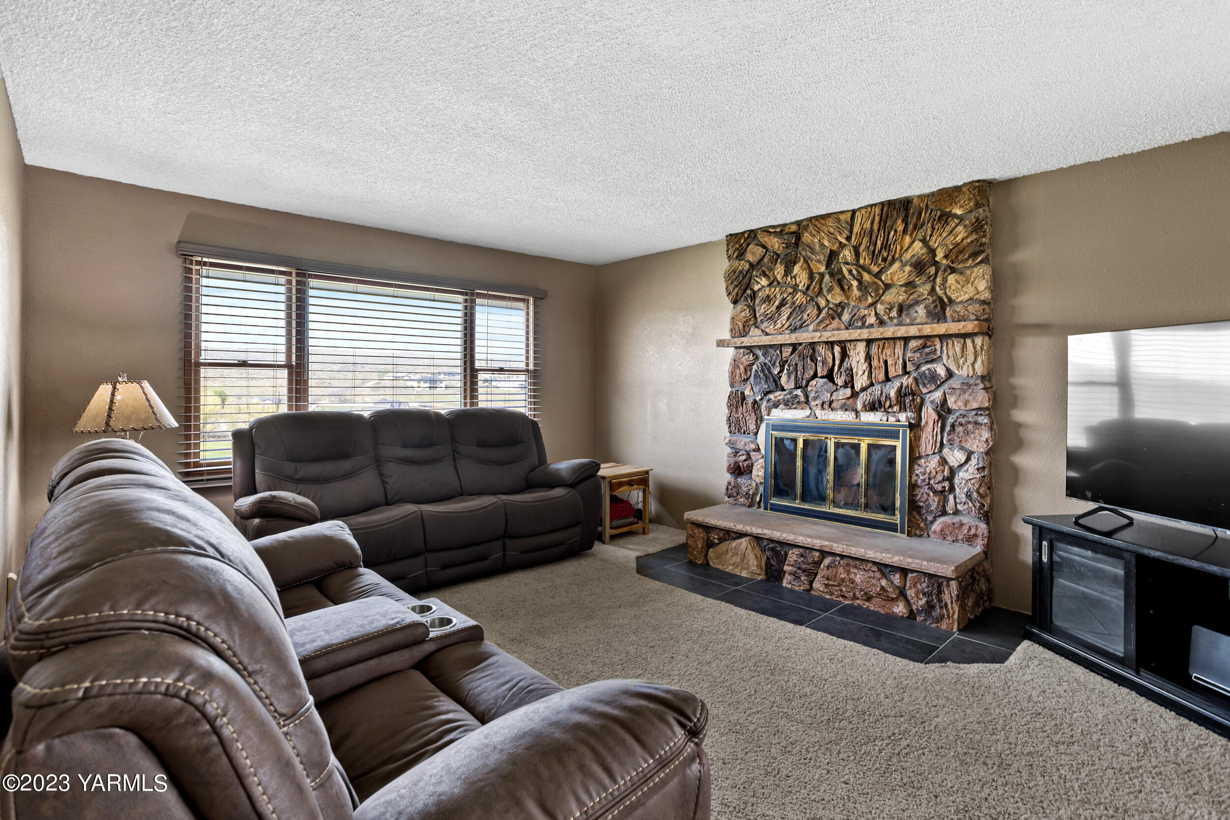 11902 Marble Road Yakima, WA 98908 - Photo 4 of 29 a living room with furniture ceiling fan and a window