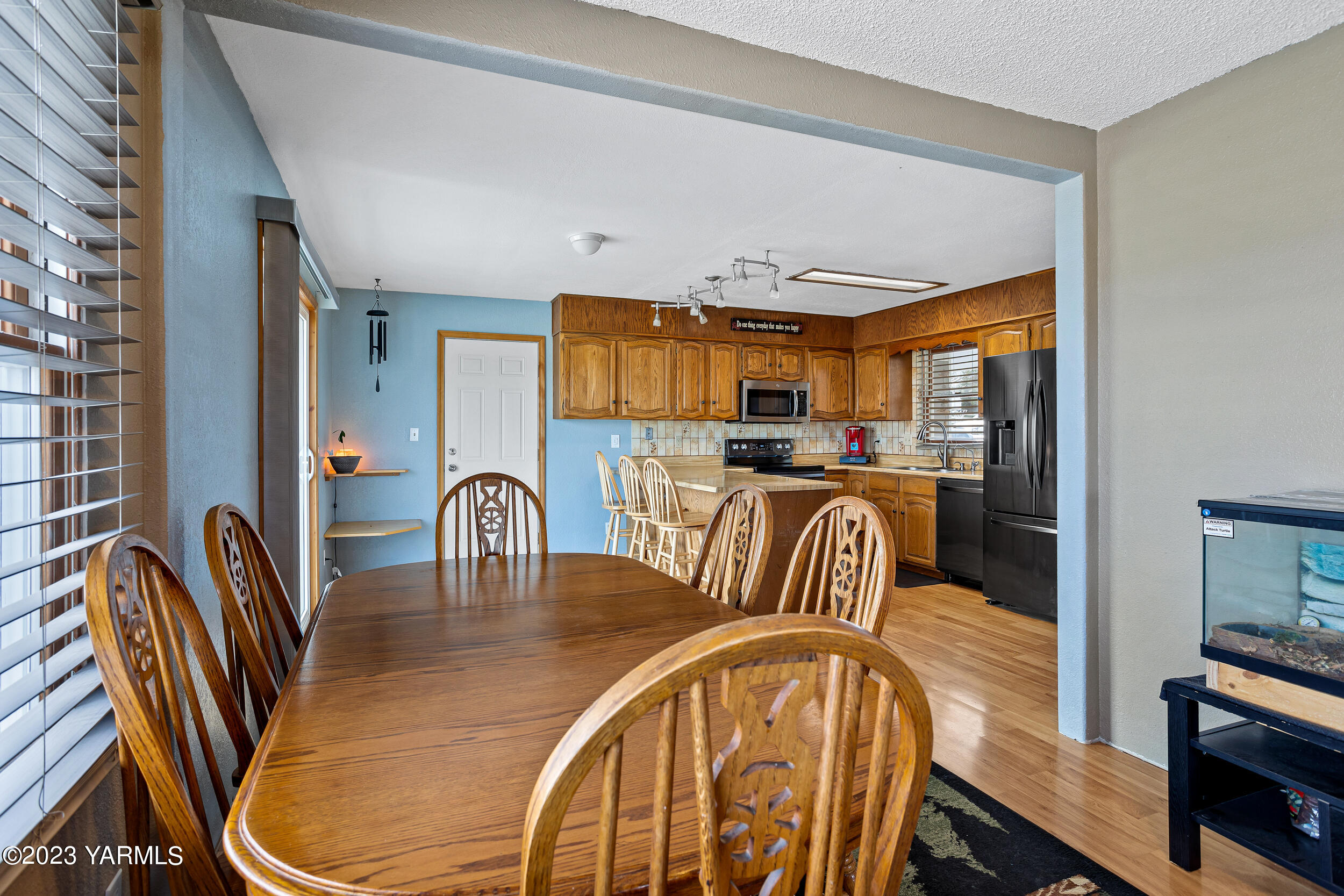 11902 Marble Road Yakima, WA 98908 - Photo 6 of 29 a dining room with furniture and window