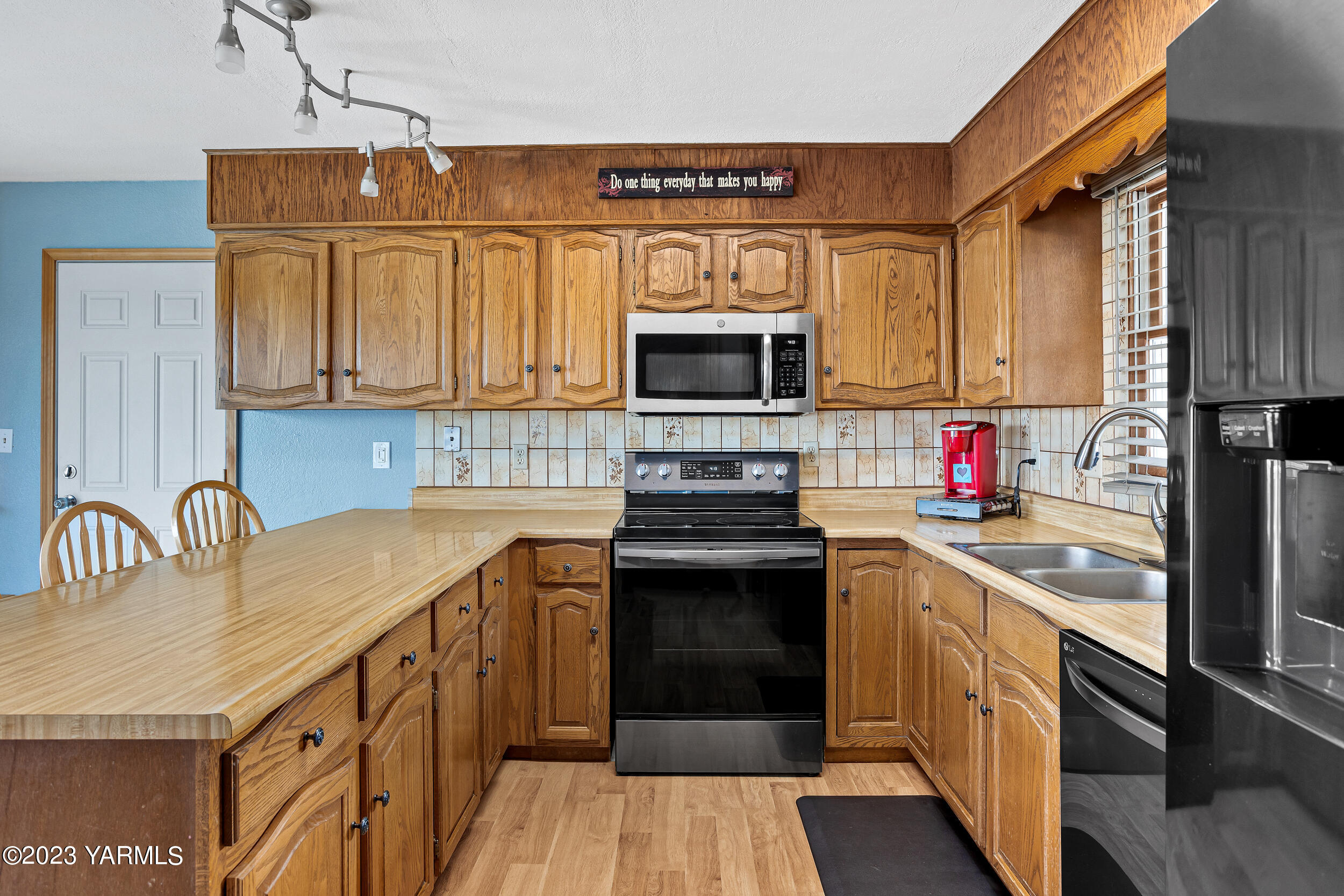11902 Marble Road Yakima, WA 98908 - Photo 7 of 29 a kitchen with stainless steel appliances granite countertop a sink stove and refrigerator