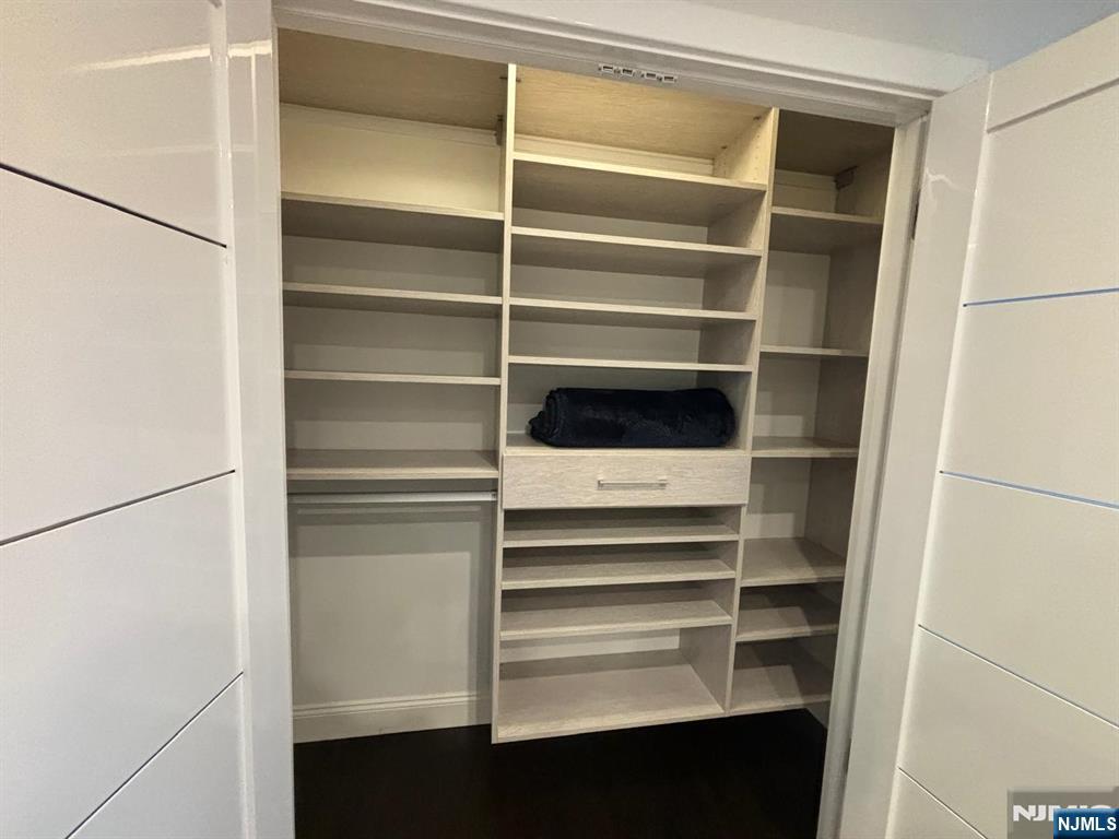 20 Veterans Way Edgewater, NJ 07020 - Photo 2 of 9