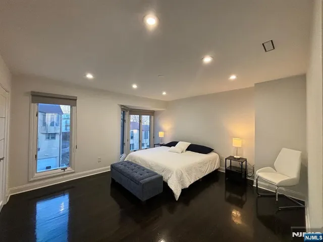 $5,500 | 20 Veterans Way, Edgewater, NJ 07020