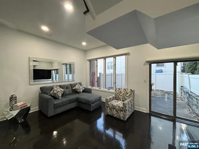 $5,500 | 20 Veterans Way, Edgewater, NJ 07020