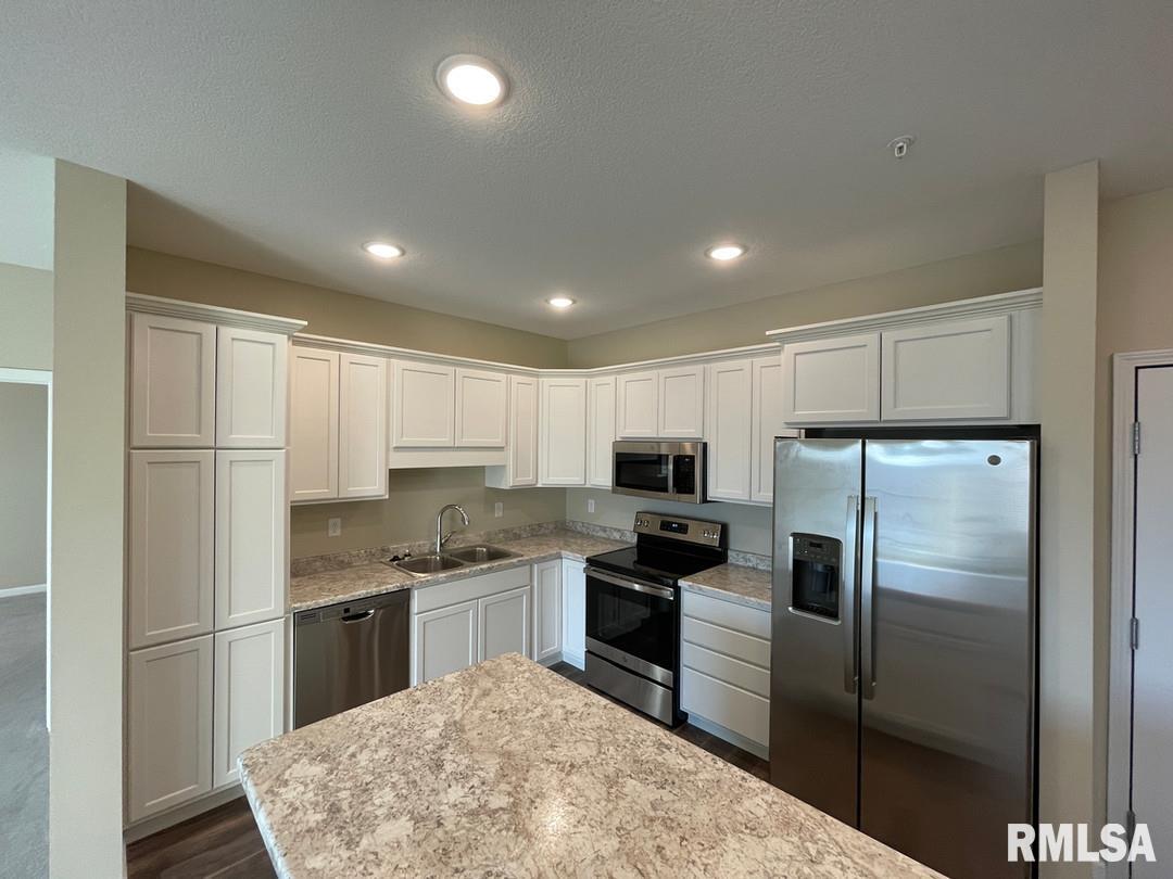 2592 Middle Road, Unit 204 Bettendorf, IA 52722 - Photo 3 of 20 Gallery Image 3