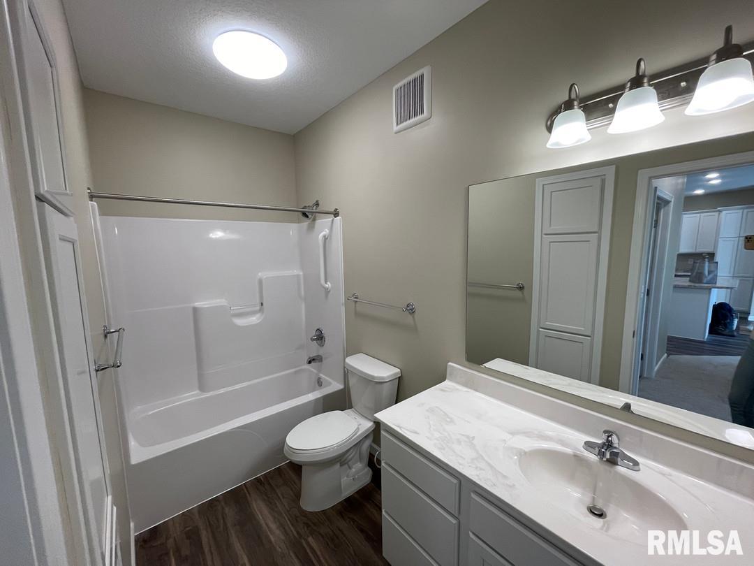 2592 Middle Road, Unit 204 Bettendorf, IA 52722 - Photo 7 of 20 Gallery Image 7