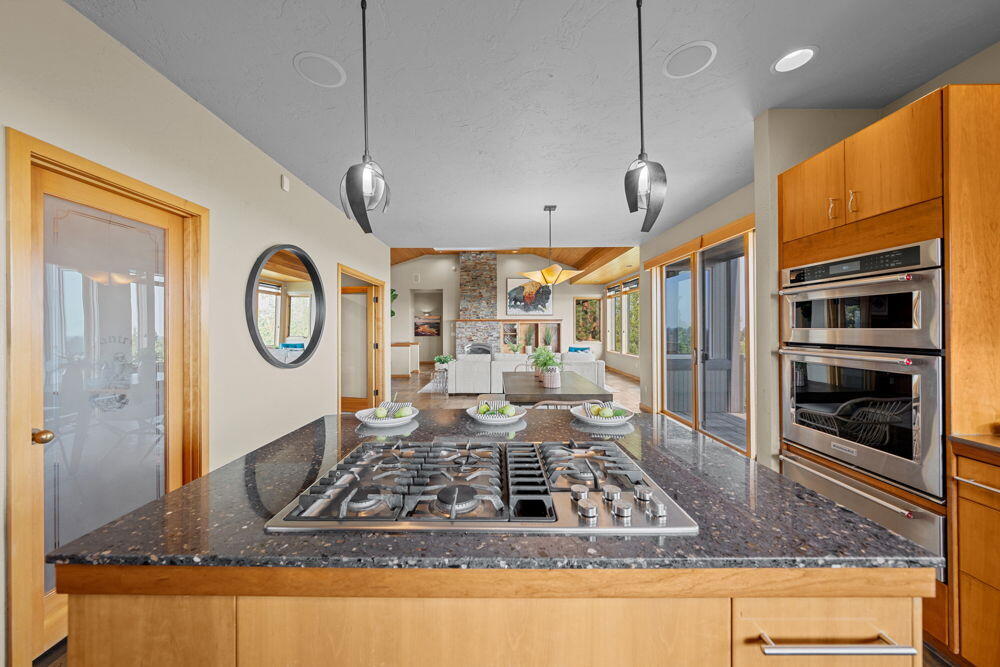 885 Northwest Chelsea Loop Bend, OR 97703 - Photo 33 of 57 78B 32-web-or-mls-Riley_Visuals-32 -