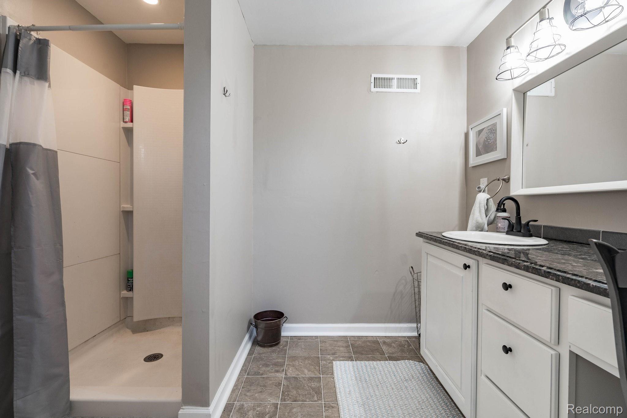 210 Donegal Drive Rochester, MI 48309 - Photo 37 of 48 37-web-or-mls-210-Donegal-Dr-37.jpg
