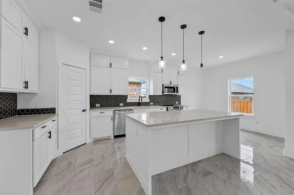 $299,990 | 306 Day Drive, Mabank, TX 75147