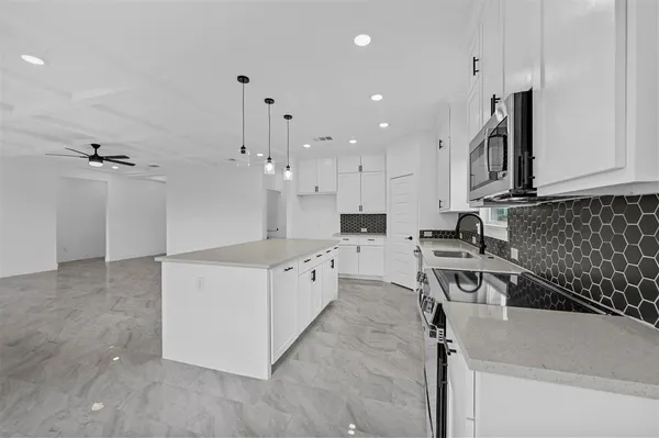 $299,990 | 306 Day Drive, Mabank, TX 75147