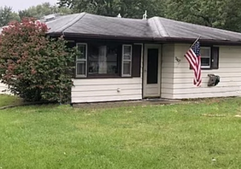 619 West Stanton Lane Crete, IL 60417 - Photo 2 of 4 a view of a house with a garden