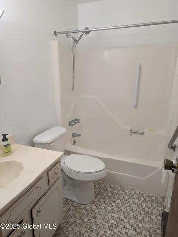 $825 | 539 Kenwood Avenue, Unit A, Bethlehem, NY 12054