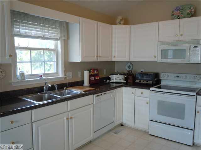 5130 Windsbury Ridge Road Clemmons, NC 27012 - Photo 4 of 8 Kitchen.