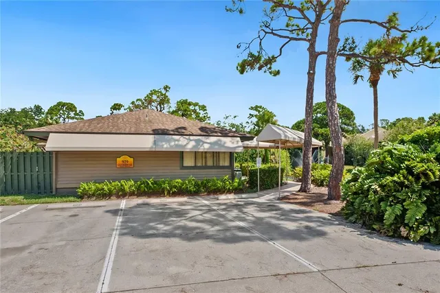 $189,900 | 928 Sunridge Drive, Unit F2, Sarasota, FL 34234