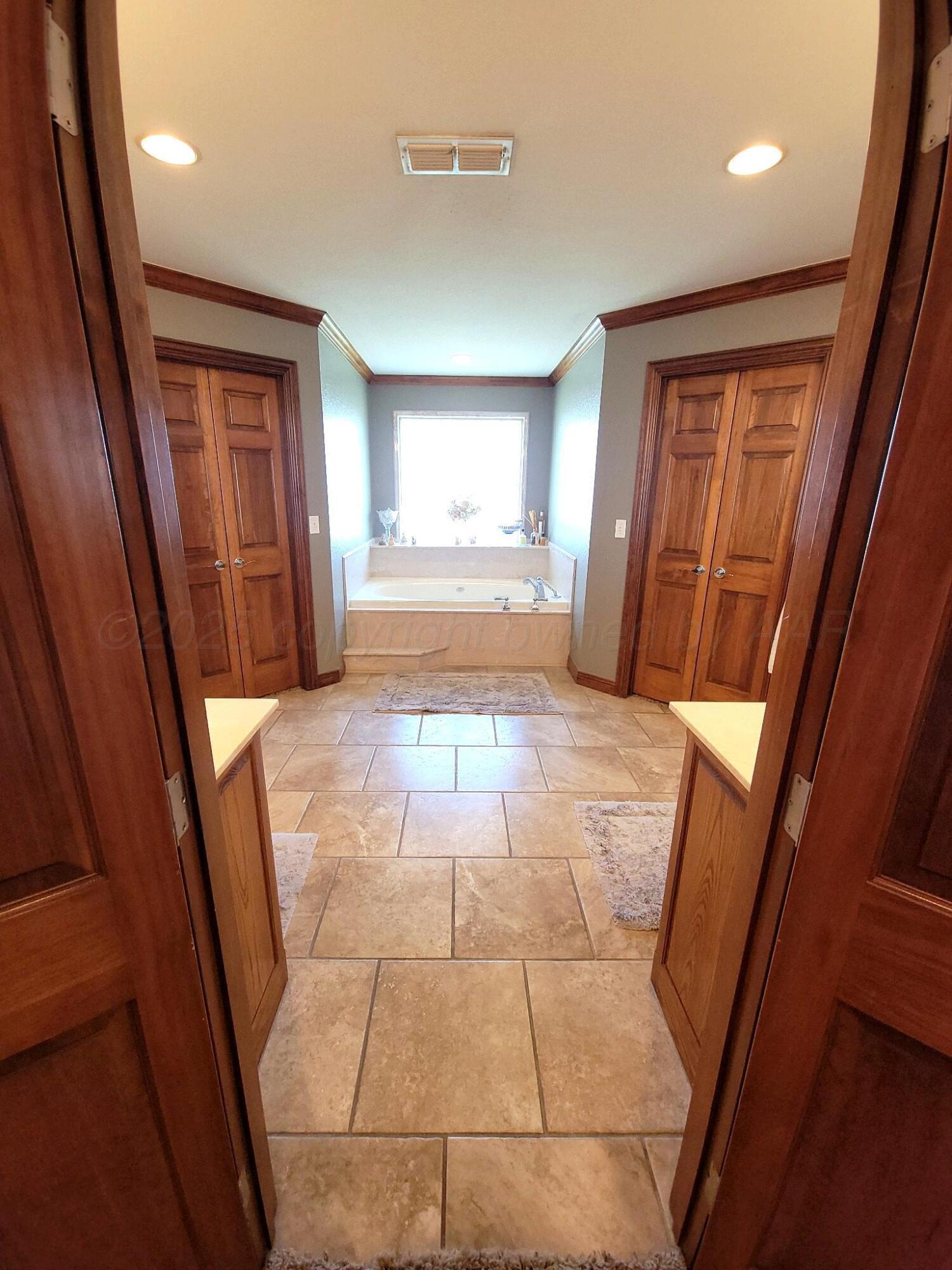 14355 Southeast Se Loop Perryton, TX 79070 - Photo 12 of 33 a view of a hallway