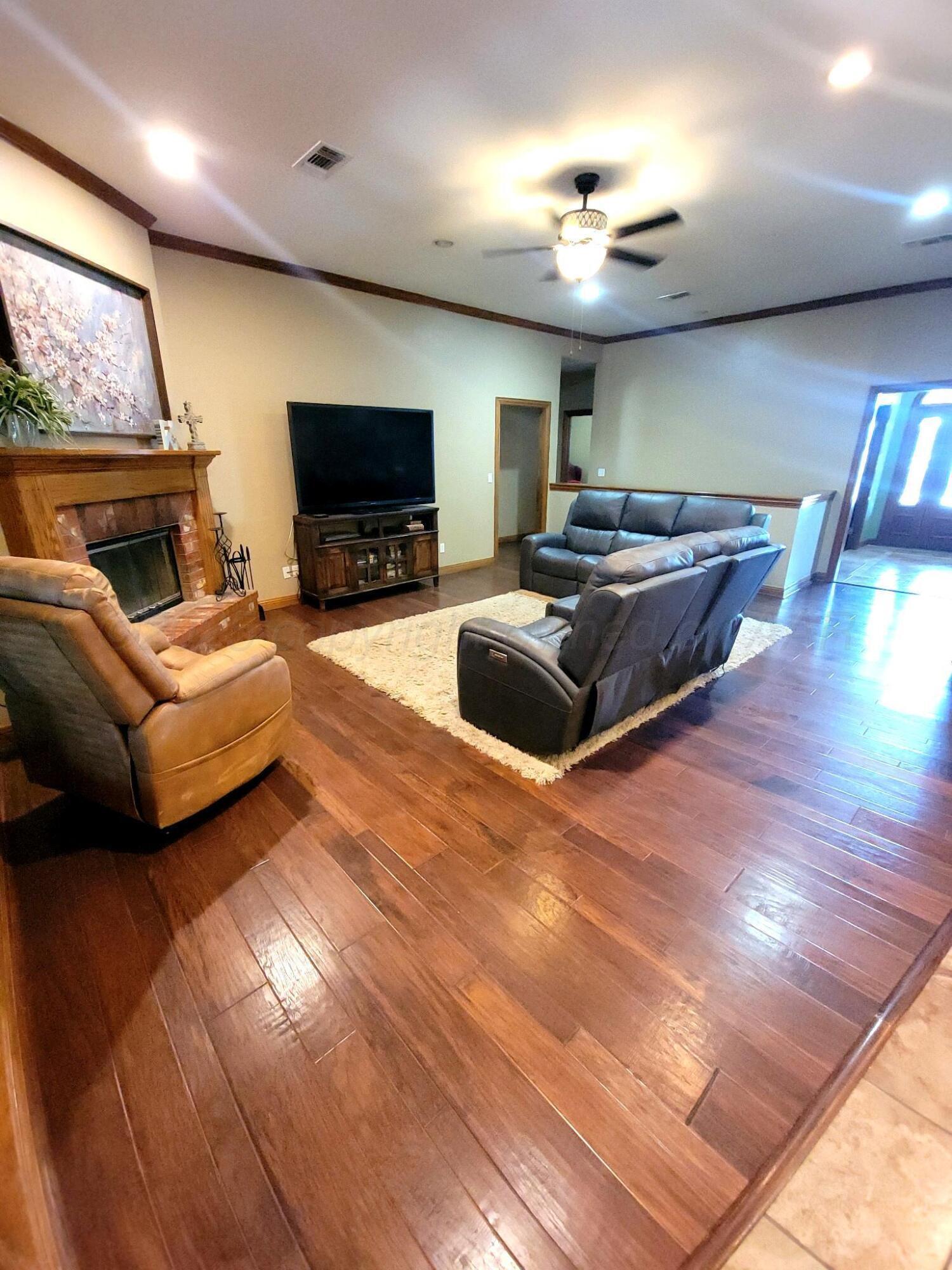 14355 Southeast Se Loop Perryton, TX 79070 - Photo 4 of 33 a living room with furniture and a flat screen tv