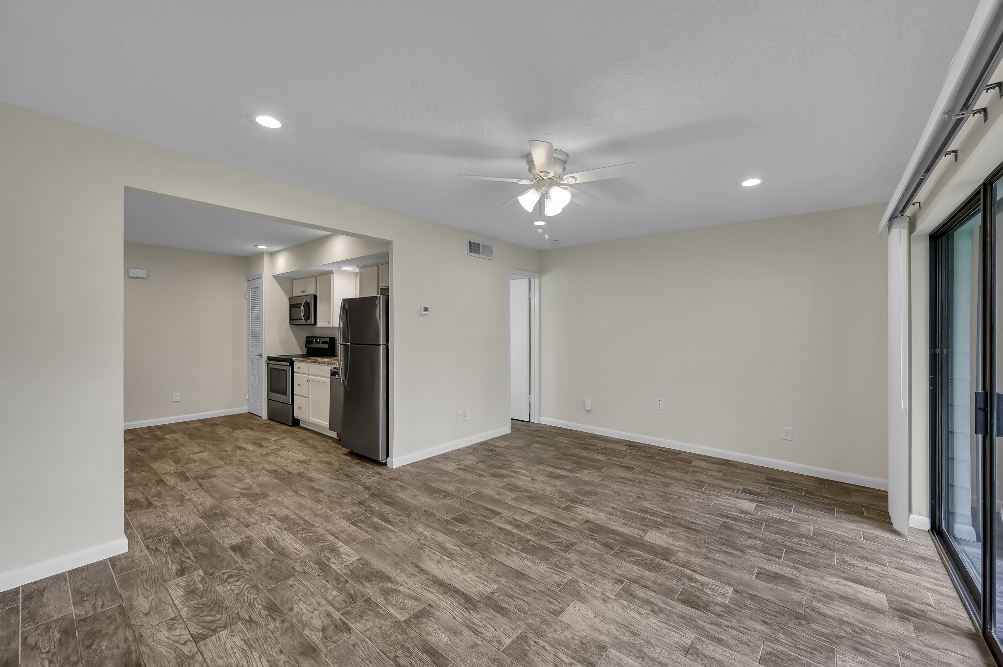 12900 Walden Road, Unit 605 Montgomery, TX 77356 - Photo 10 of 17 Spacious Living area
