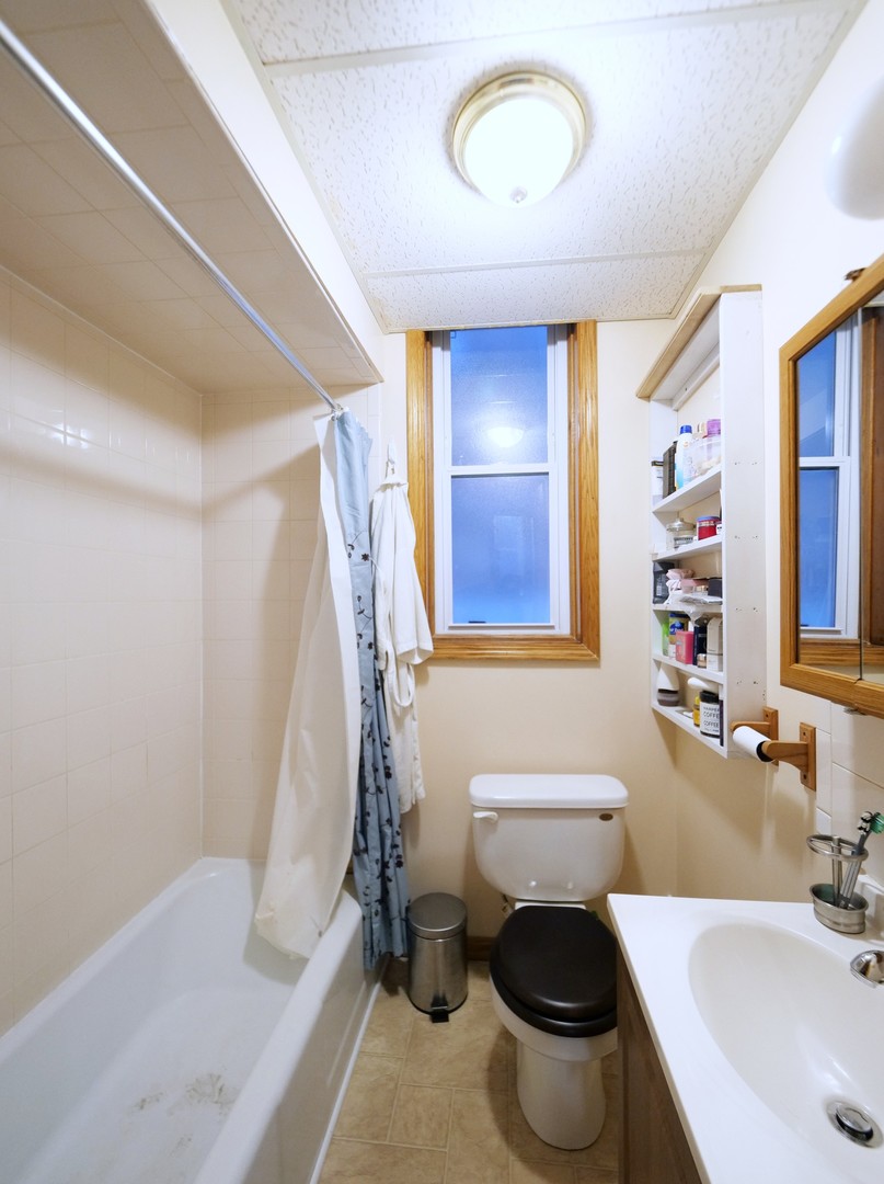 4556 South Justine Street Chicago, IL 60609 - Photo 20 of 50 a bathroom with a sink toilet and shower