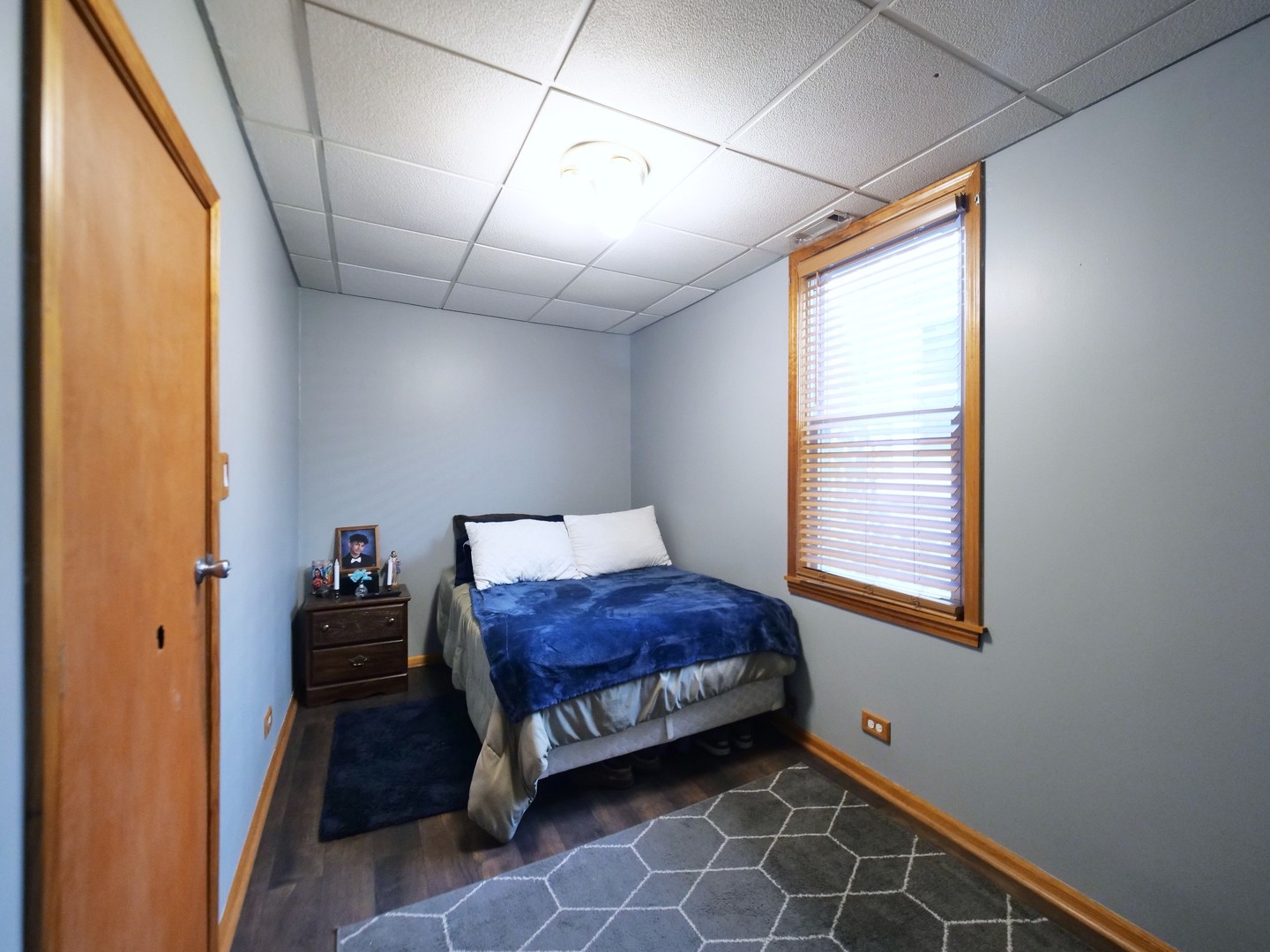 4556 South Justine Street Chicago, IL 60609 - Photo 34 of 50 a room with furniture and a window