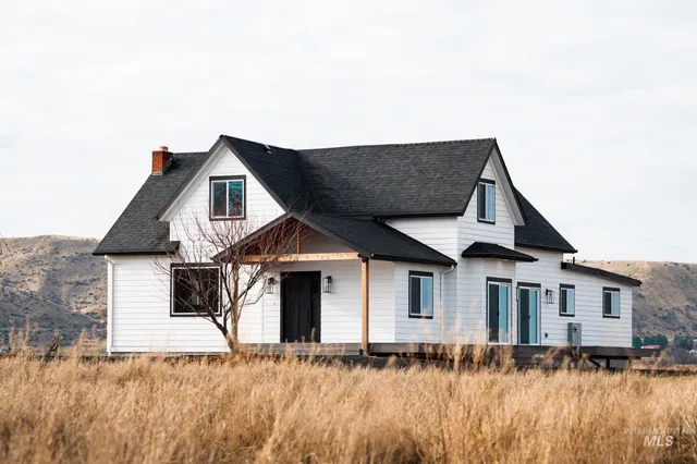 $880,000 | 3020 West Sales Yard Road, Emmett, ID 83617