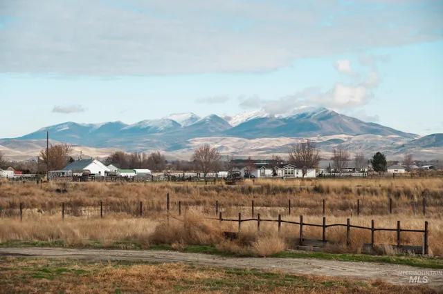 $880,000 | 3020 West Sales Yard Road, Emmett, ID 83617