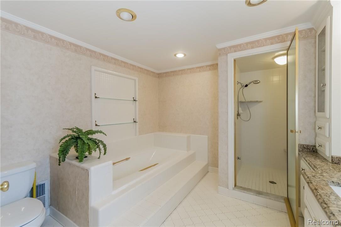 642 Perrien Place Grosse Pointe, MI 48236 - Photo 23 of 44 023-Master_Bathroom-2185681-large.jpg