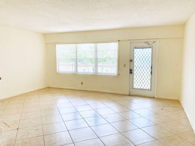 250 Dorset F, Unit 250 Boca Raton, FL 33434 - Photo 6 of 24 Living Room