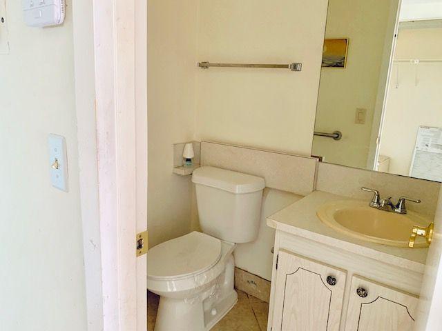 250 Dorset F, Unit 250 Boca Raton, FL 33434 - Photo 7 of 24 1/2 Bathroom