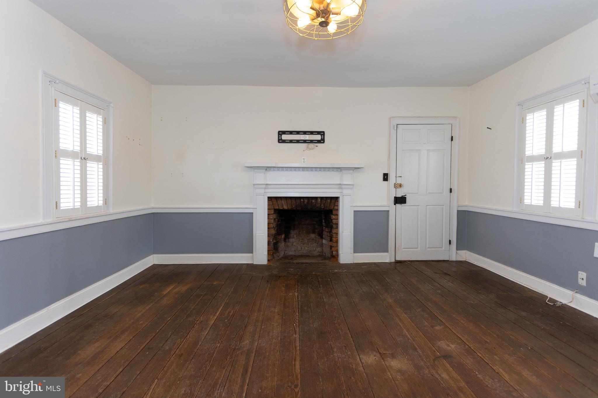 8200 Buckland Mill Road Gainesville, VA 20155 - Photo 13 of 33 Living room