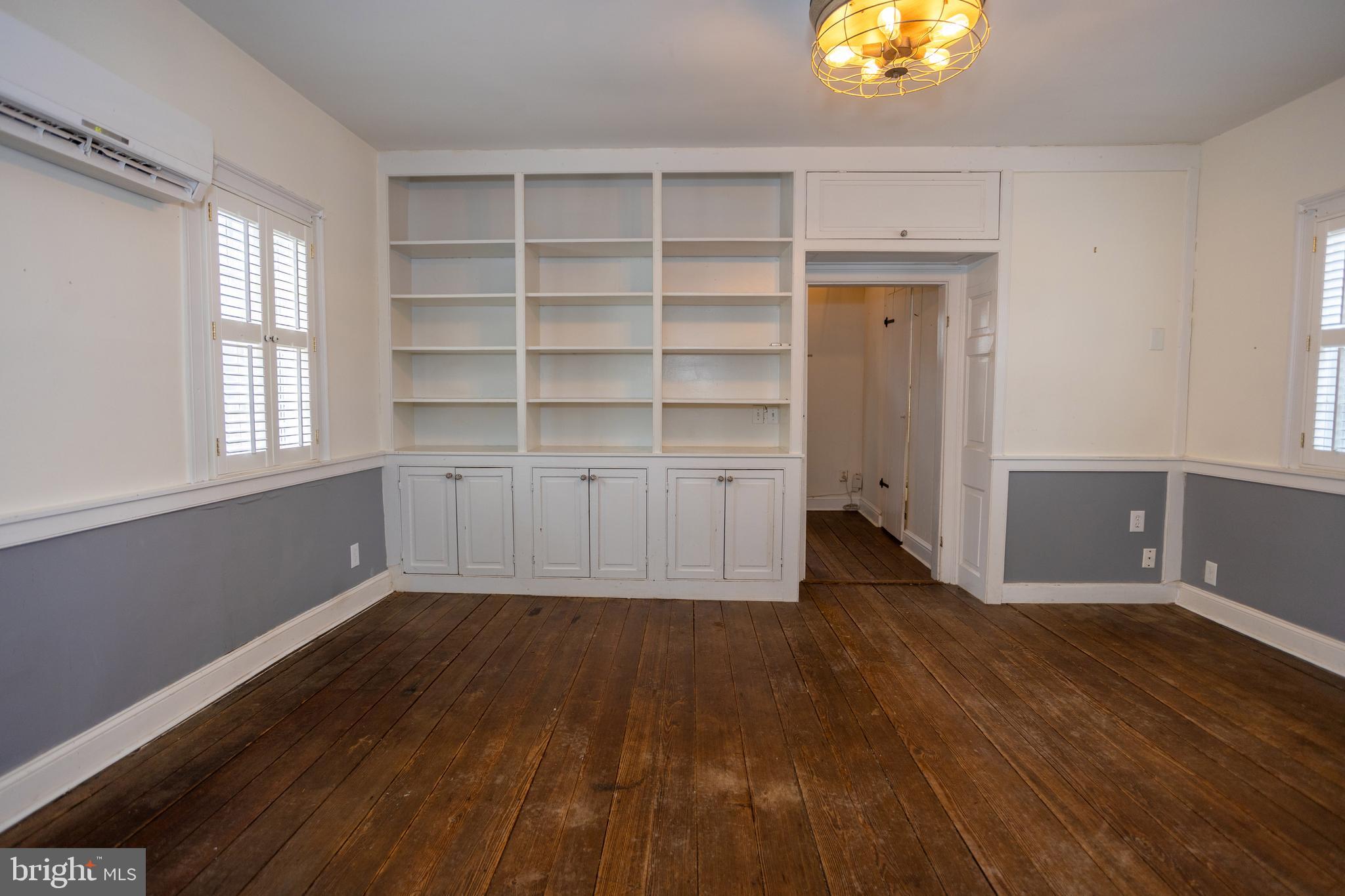 8200 Buckland Mill Road Gainesville, VA 20155 - Photo 15 of 33 Living room with Built-Ins