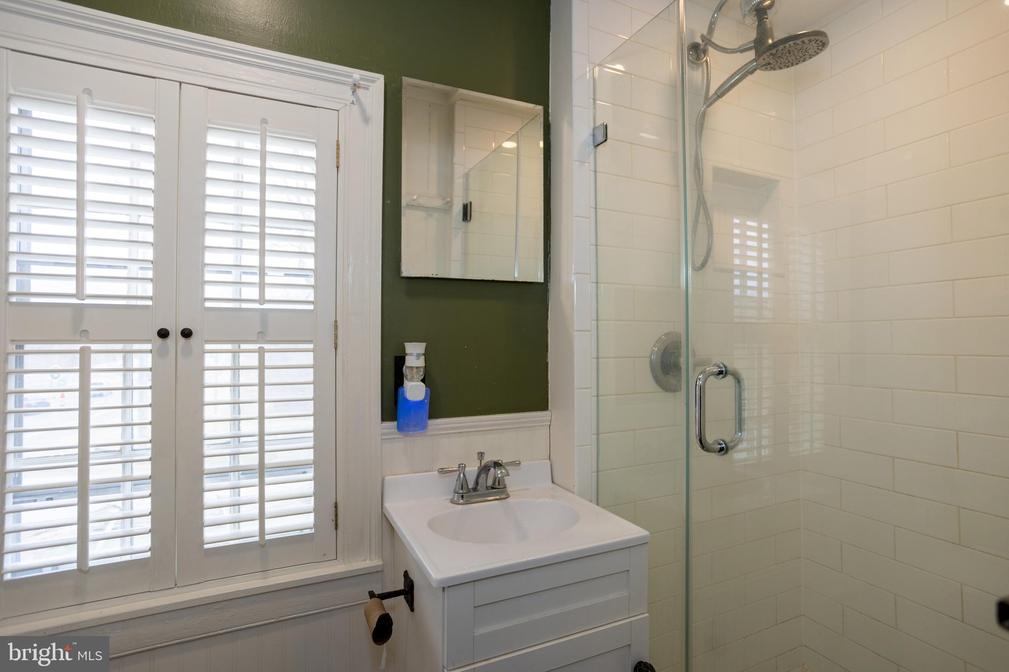 8200 Buckland Mill Road Gainesville, VA 20155 - Photo 19 of 33 Full bathroom w/step in shower