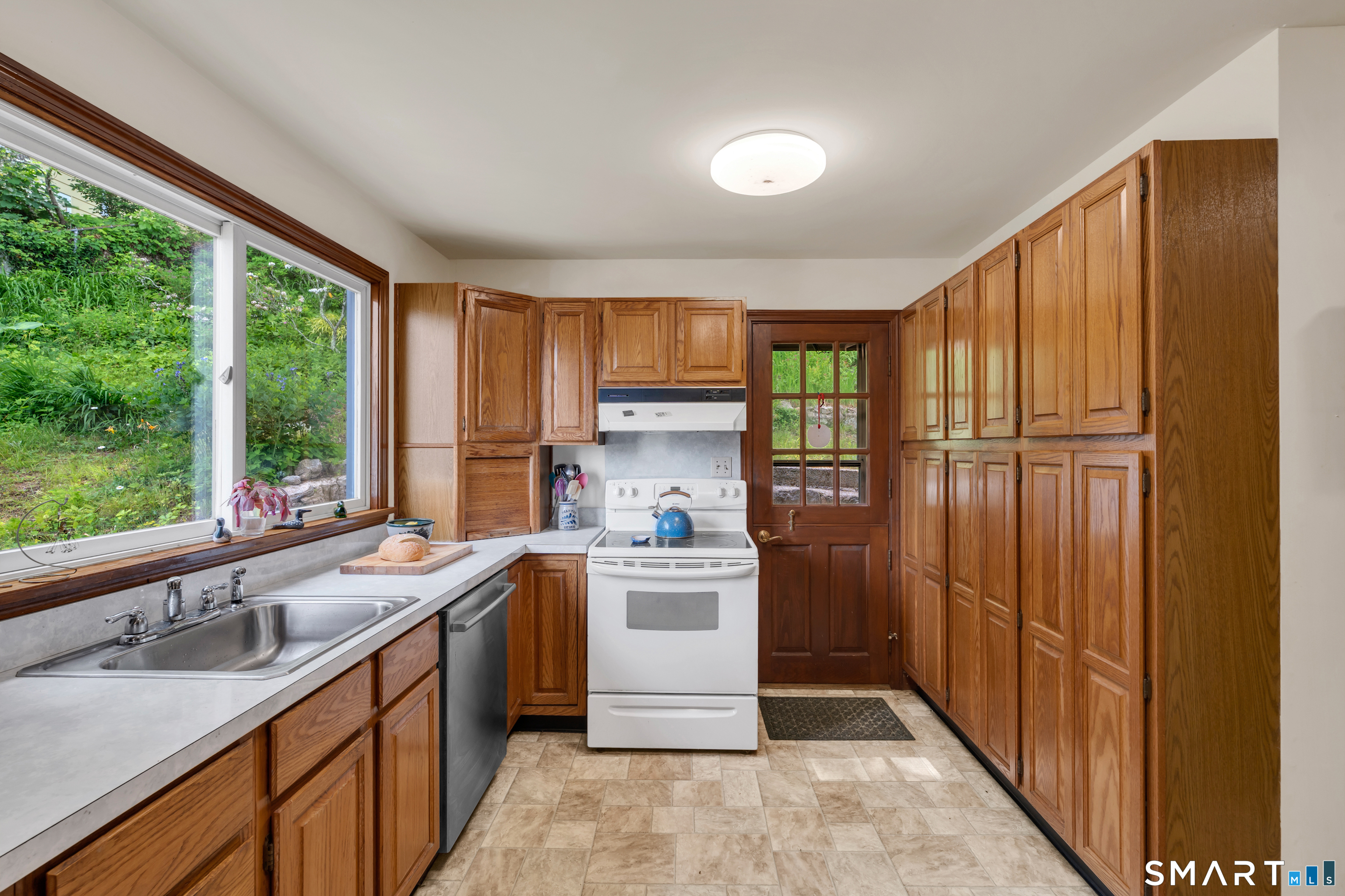 16 Ledge Road East Lyme, CT 06357 - Photo 14 of 34