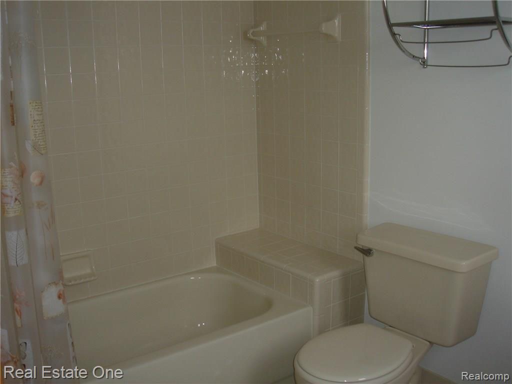 2160 Rochelle Park Drive Rochester, MI 48309 - Photo 11 of 19 2ND bedroom bath