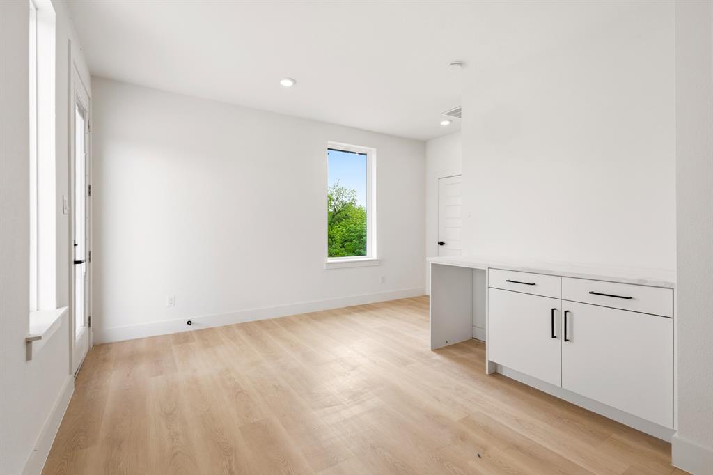 413 North Patton Avenue Dallas, TX 75203 - Photo 20 of 21 an empty room with windows