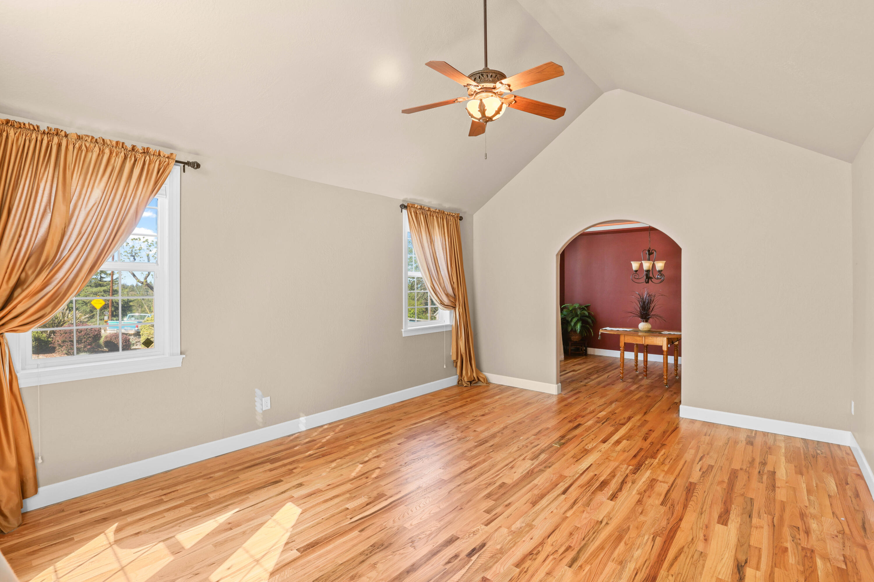 935 Applegate Street Jacksonville, OR 97530 - Photo 4 of 43 EP1A1271