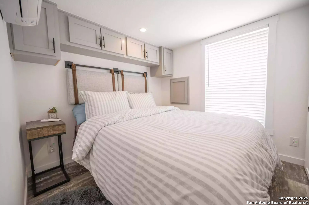 5386 Ranch Road 1376, Unit 114 Fredericksburg, TX 78624 - Photo 12 of 29 a bedroom with a bed and a window