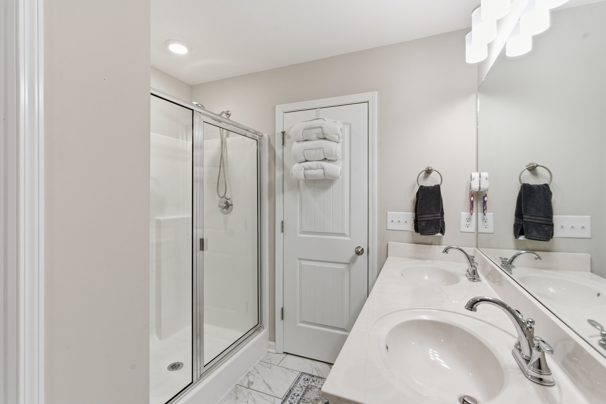 140 Rising Pvt Lane Gallatin, TN 37066 - Photo 12 of 29 a bathroom with a sink and a mirror