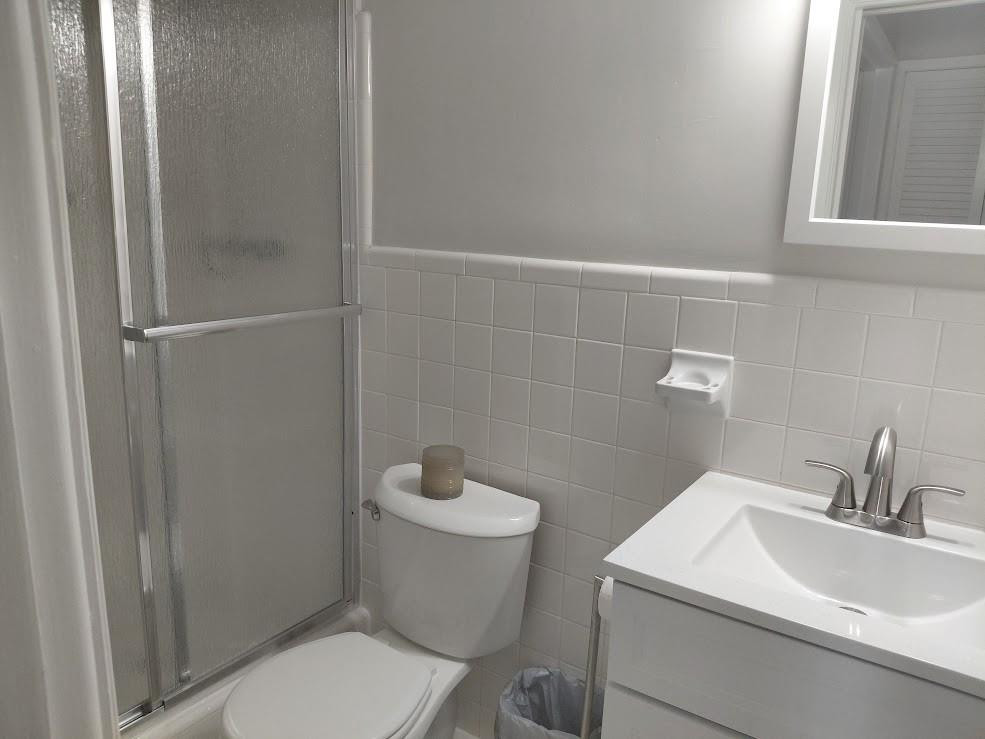 1951 Northeast 39th Street, Unit 127 Lighthouse Point, FL 33064 - Photo 9 of 35 Hallway bath