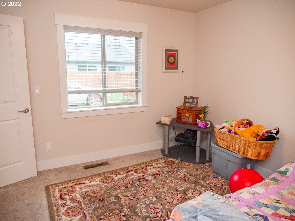 985 Walker Road Lebanon, OR 97355 - Photo 3 of 32 Gallery Image 3