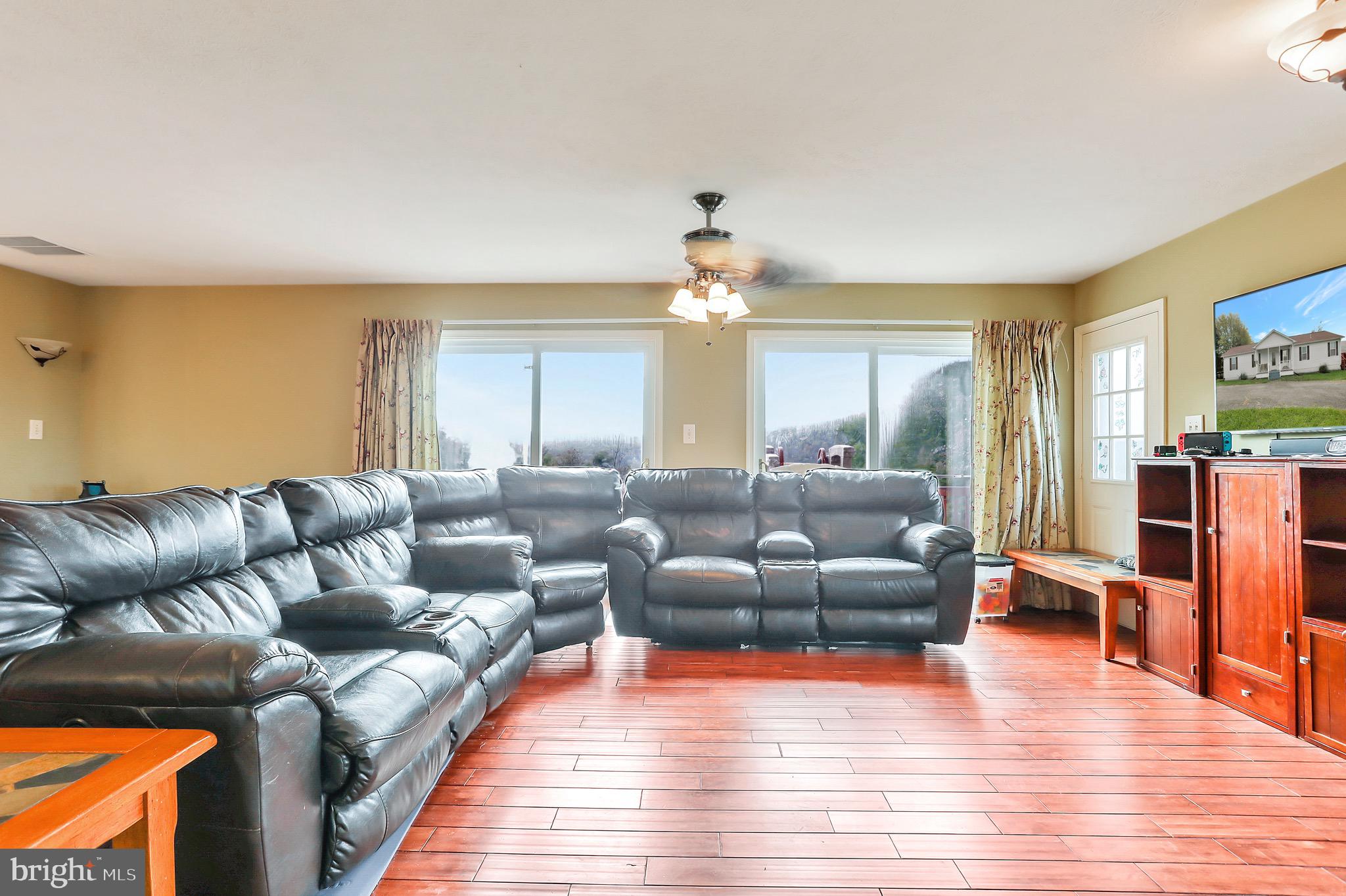 600 Granny Smith Road Linden, VA 22642 - Photo 3 of 35 Living room