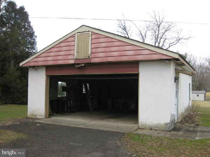60 Holly Road Southampton, PA 18966 - Photo 17 of 17 Garage