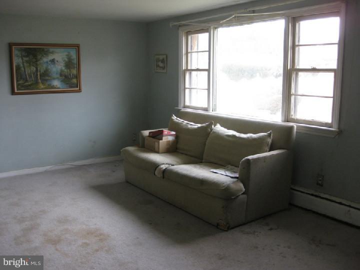 60 Holly Road Southampton, PA 18966 - Photo 5 of 17 Living Room