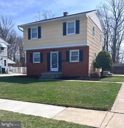 a view front of a house with a yard