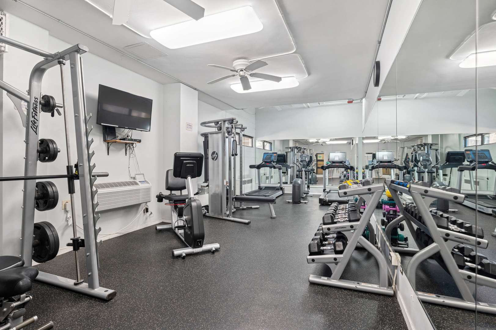 6157 North Sheridan Road, Unit 6K Chicago, IL 60660 - Photo 15 of 18 a view of a room with gym equipment