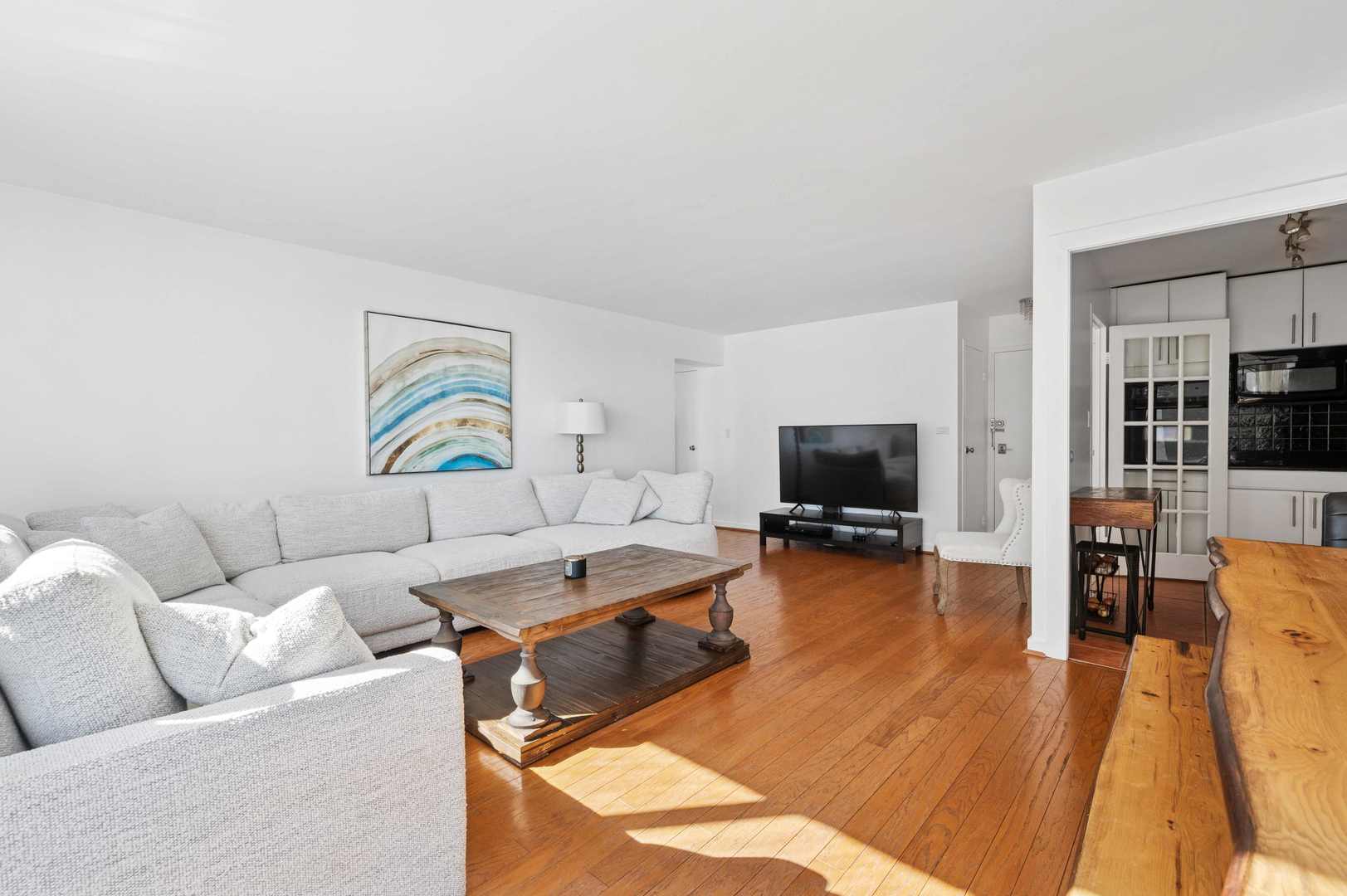 6157 North Sheridan Road, Unit 6K Chicago, IL 60660 - Photo 7 of 18 a living room with furniture and a flat screen tv
